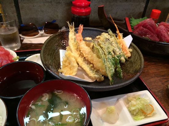 今回は刺身はやめて地魚の天ぷらに。