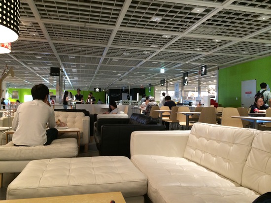 IKEAのカフェのソファーで休憩
