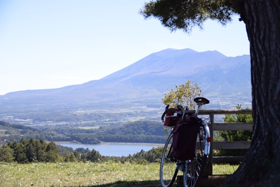 田代湖と浅間山の広大な景色