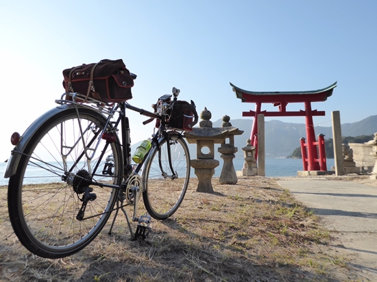 岩子島の厳島神社の赤い鳥居
