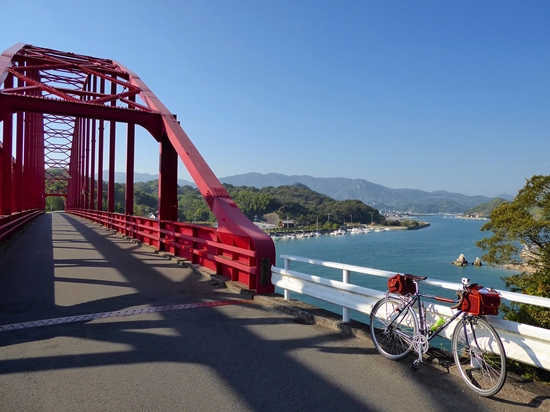 岩子島に渡る赤い橋