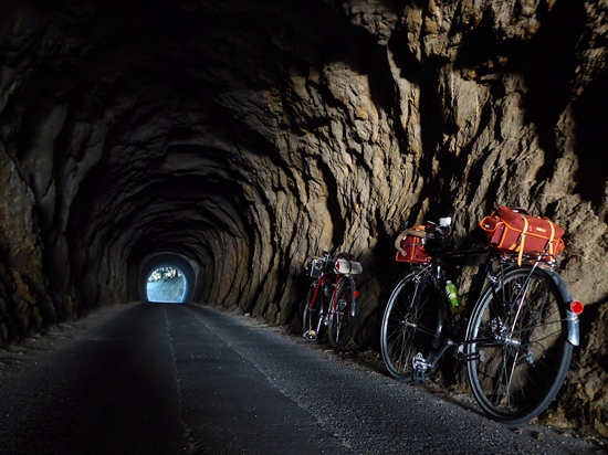 岩子島の素掘りのトンネル