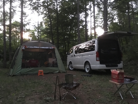夕方から小諸のキャンプ場、静かな林間サイト