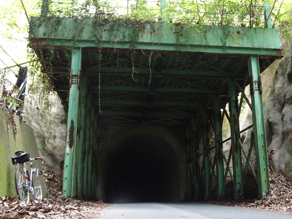 旧道の雰囲気のあるトンネル