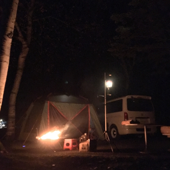 拠点のキャンプ場で焚き火