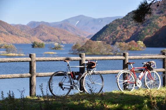 秋元湖展望台。山々の紅葉。